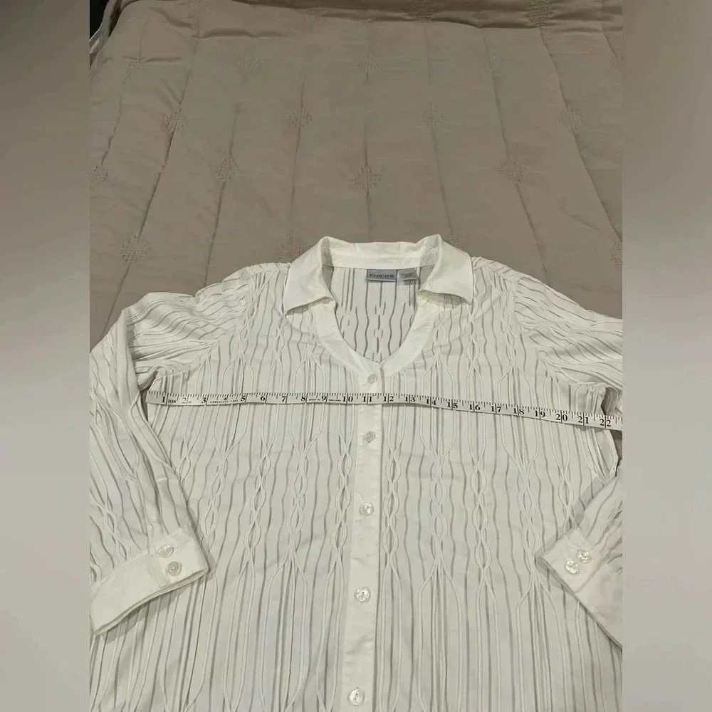 Chico’s winter white blouse. Fabric detail some sheer, some raised texture Sz 3 - Picture 6 of 8
